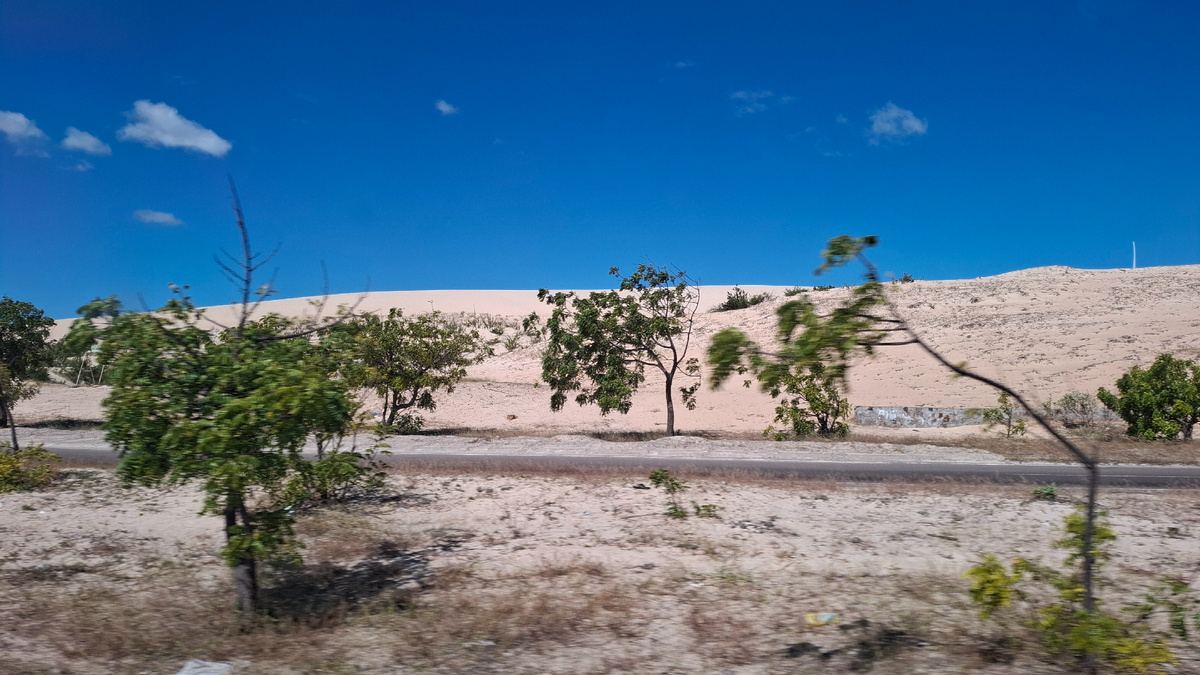 Красные дюны Муйне из окна автомобиля,  везущего нас в Нячанг  