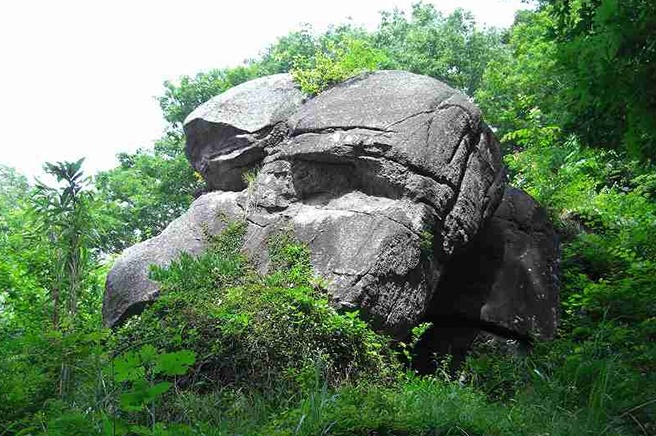 Мегалиты на горе Сенгамори.