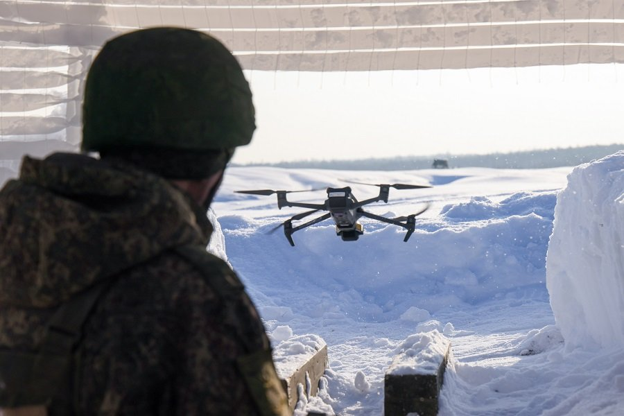 Военнослужащий с разведывательным FPV-дроном во время обучения - Фото: Владимир Гердо/ТАСС