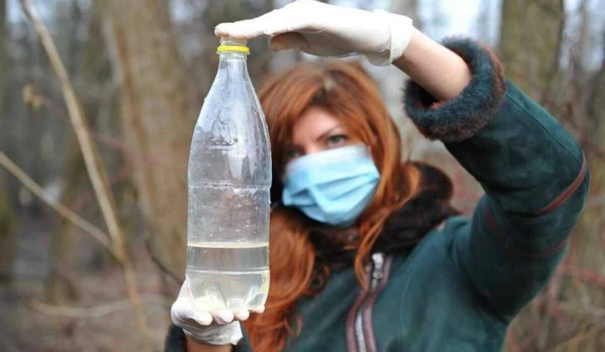     Женщина держит бутылку с водой. Источник: omsk.kp.ru Автор фото: Иван Вислов