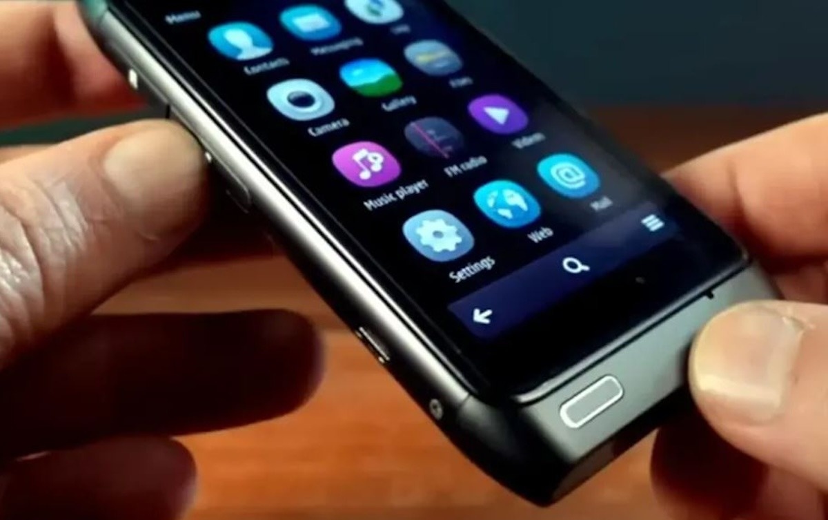    Nokia N8 была популярным смартфоном в свое время. Изображение: Habr.om