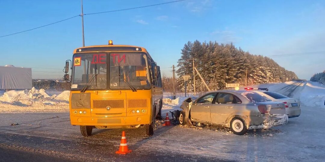 Девушка на «Шевроле» врезалась в школьный автобус под Ижевском