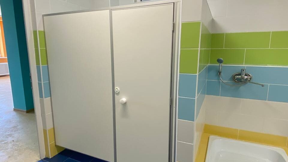 ❌ 7 ошибок при заказе сантехнических перегородок, которые стоят дороже самих перегородок