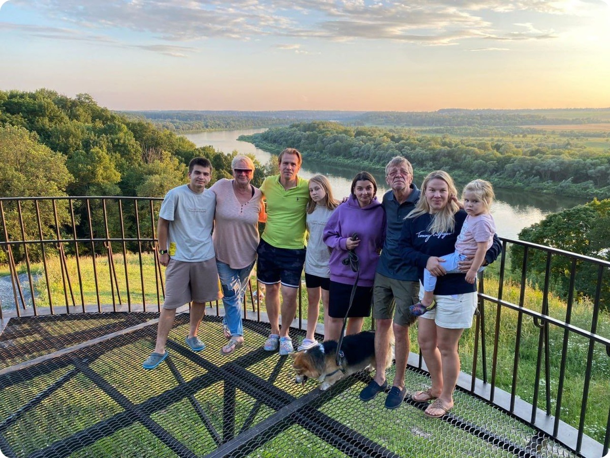 
На фото слева - направо: Григорий Жигульский, Галина Жигульская, Иннокентий Жигульский, Матрёна Жигульская, Александра Антонова,Павел Жигульский, Евгения Жигульская с дочерью Элин-Таисия