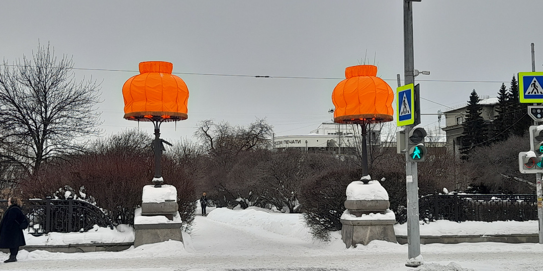 "Абажур бросает тени через шёлковые кисти"