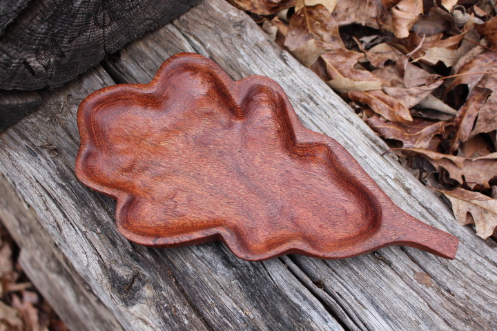 Фото: https://www.fouroakscrafts.com/carve-wooden-leaf-tray/