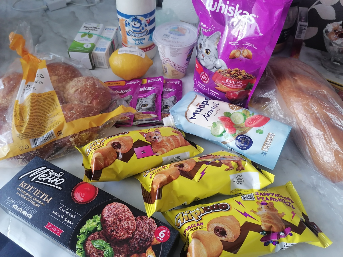 Сегодняшние покупки: аптека на 594р и продукты из Магнита и Чижика. Круассаны - для перекуса в школу. 