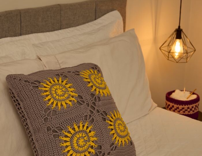 9 идей для вязаных подушек с фото и схемами.