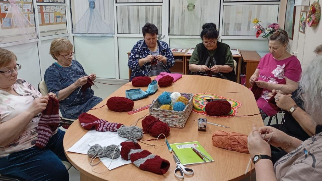    Ветераны в Сугруте вяжут носки для участников СВО