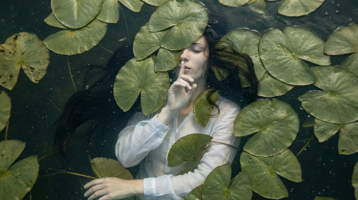 Русалки – это девушки, умершие до свадьбы, утопленницы или некрещеные дети. Белая сорочка – это их погребальная одежда или саван.