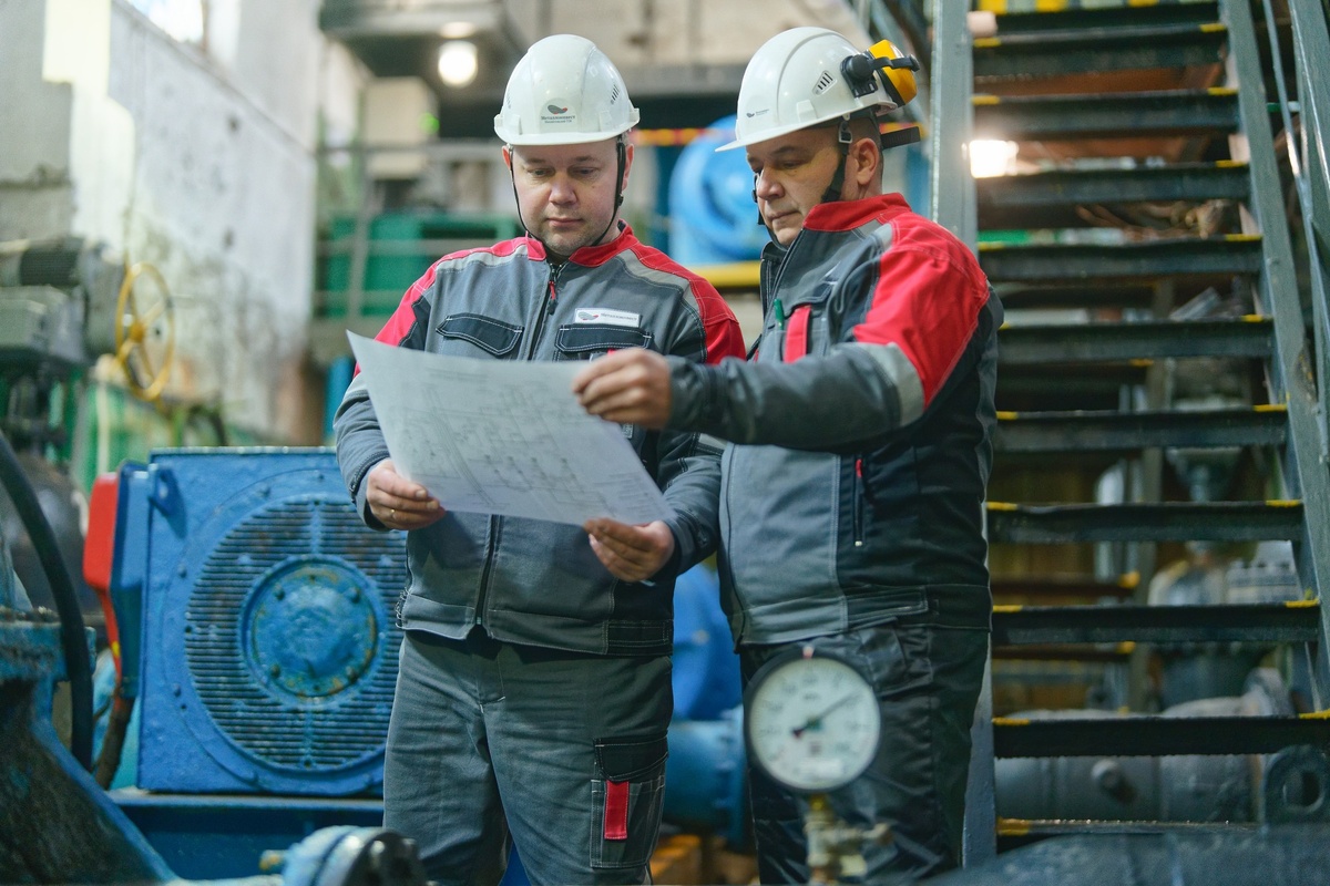 Авторы проекта – начальник энергоцентра Игорь Фетисов (справа) и начальник цеха водоснабжения и канализации Валерий Васильев. Фото Владимира Авдеева / «Медиацентр»