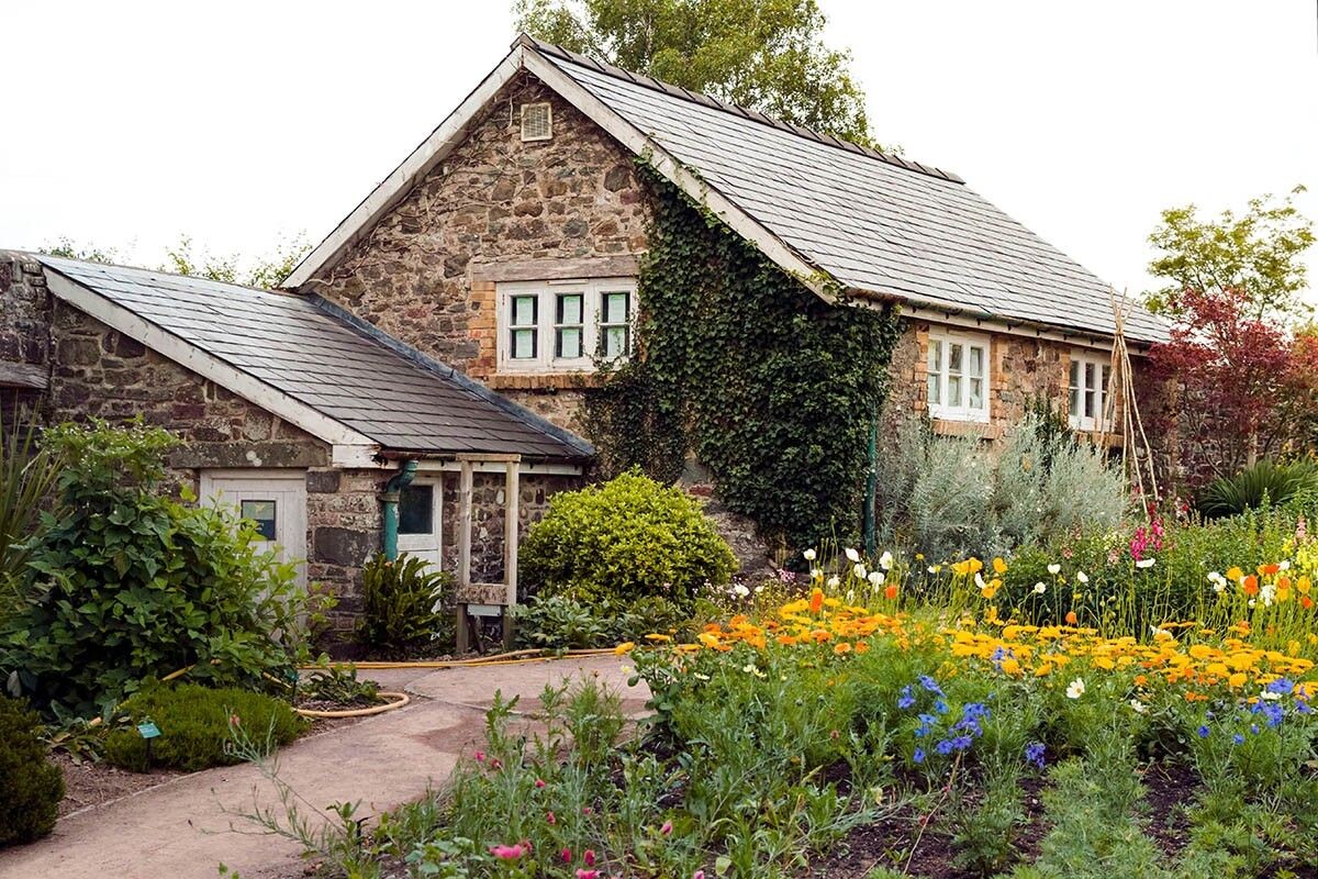 Такие пристройки встречались в усадьбах русских дворян. Они говорили о статусе владельцев, которым по карману не только господский дом, а целый комплекс. Источник: andreac77 / Shutterstock / FOTODOM📷
