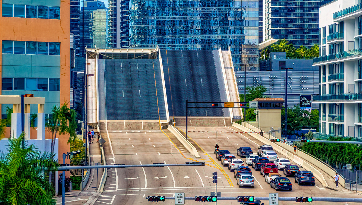     Фото: Goran Vrhovac/Shutterstock/FOTODOM Приложение на основе ИИ работает, например, в Майами — городе с множеством разводных мостов, где ранее пробки часто возникали из-за остановки движения на 15–20 минут