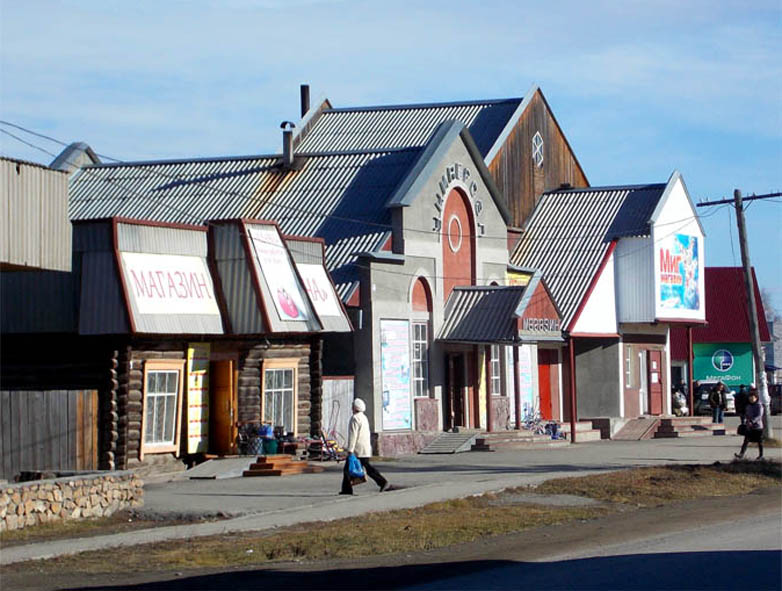 Один из магазинов в самом центре Усть-Коксы