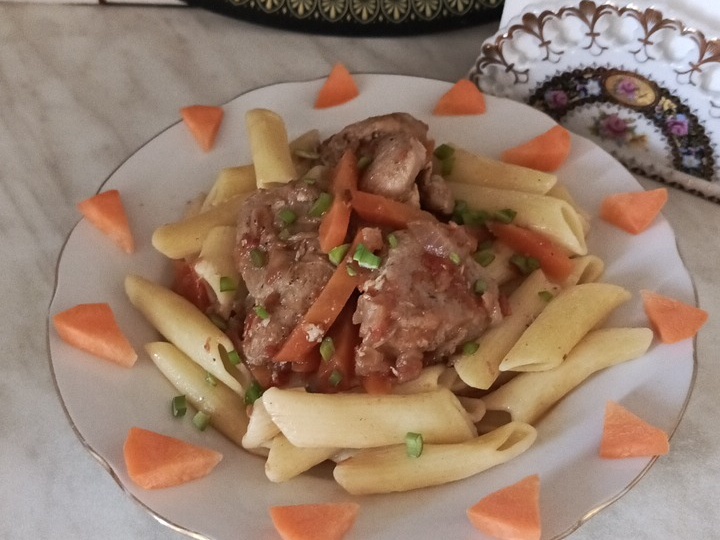 Тушёная свинина с морковью и гарнир