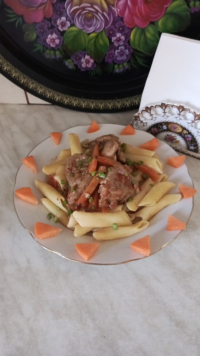 Тушёная свинина с морковью и гарнир. Фото автора.