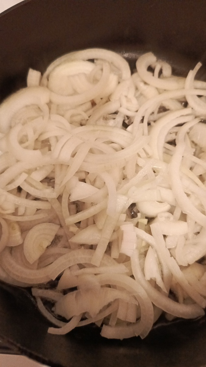 На сковороду или в сотейник отправить лук. Фото автора.