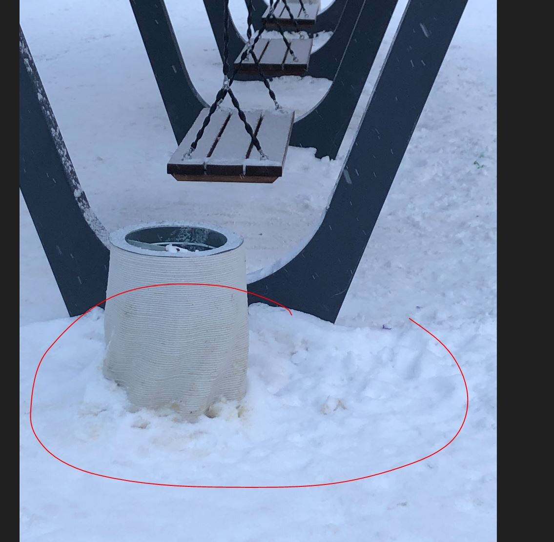 Культура выгула собак впечатляет! Обгадить дизайнерский 3D-объект уличной мебели!