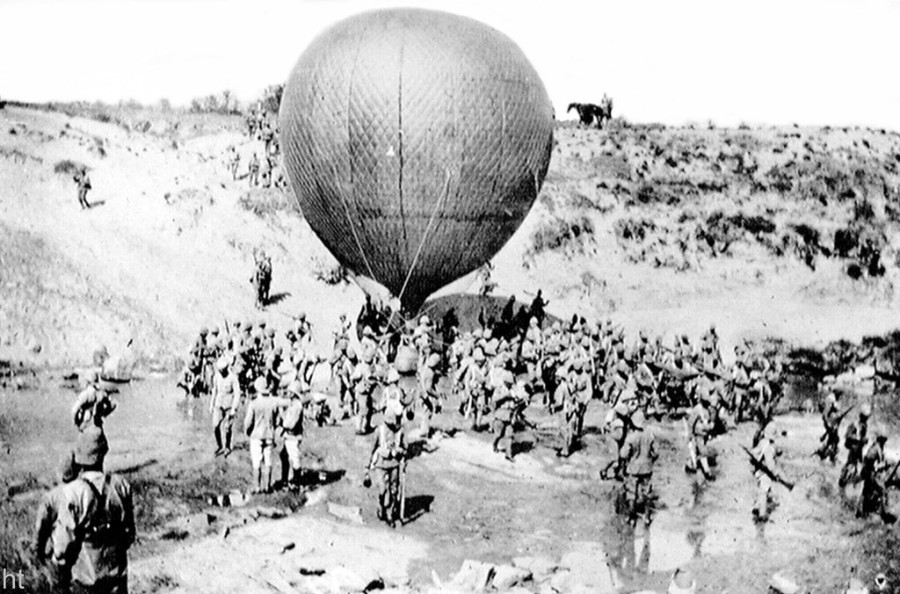 Британский аэростат продвигается в порядках пехоты, вторая Англо-Бурская война.