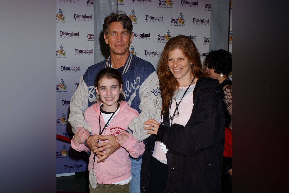 Актер Эрик Робертс, его дочь актриса Эмма Робертс и жена режиссер Элайза Робертс на премьере мюзикла "Белоснежка", 22 февраля 2004 года ©Gregg DeGuire/WireImage/Getty Images  📷