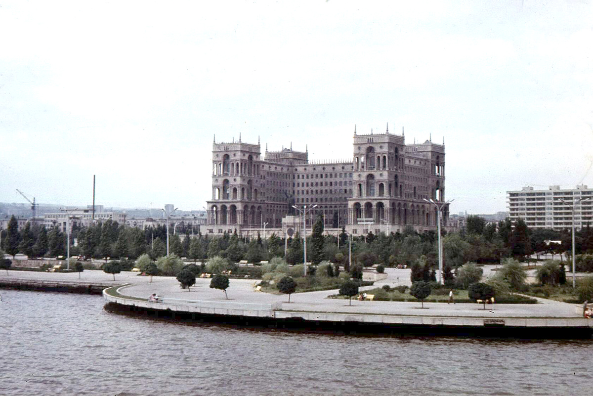 Дом Правительства из Бакинской бухты, первая половина 1970-х годов