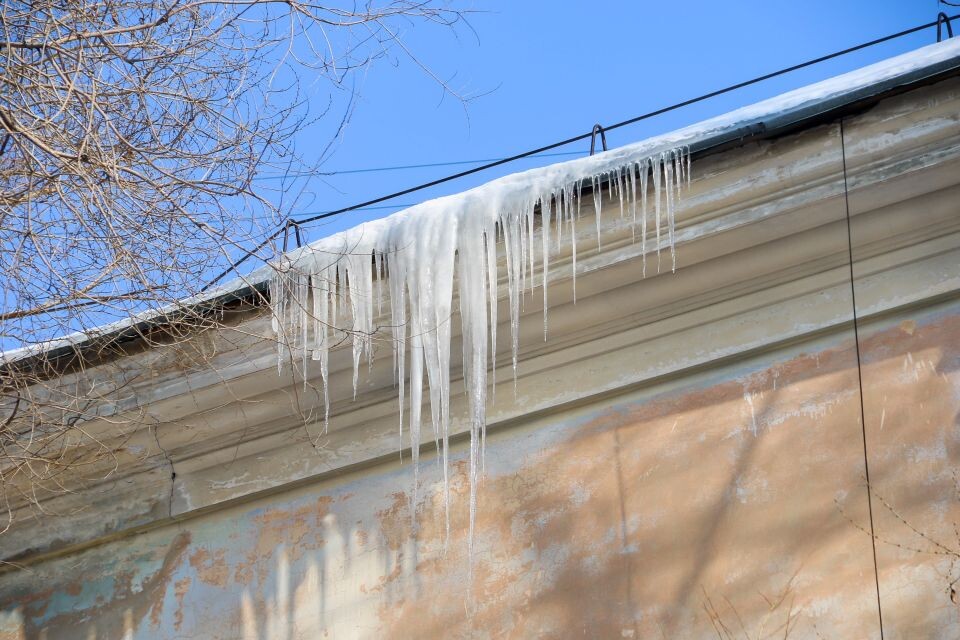    Снег и сосульки на крышах в Барнауле. Источник: Виталий Барабаш