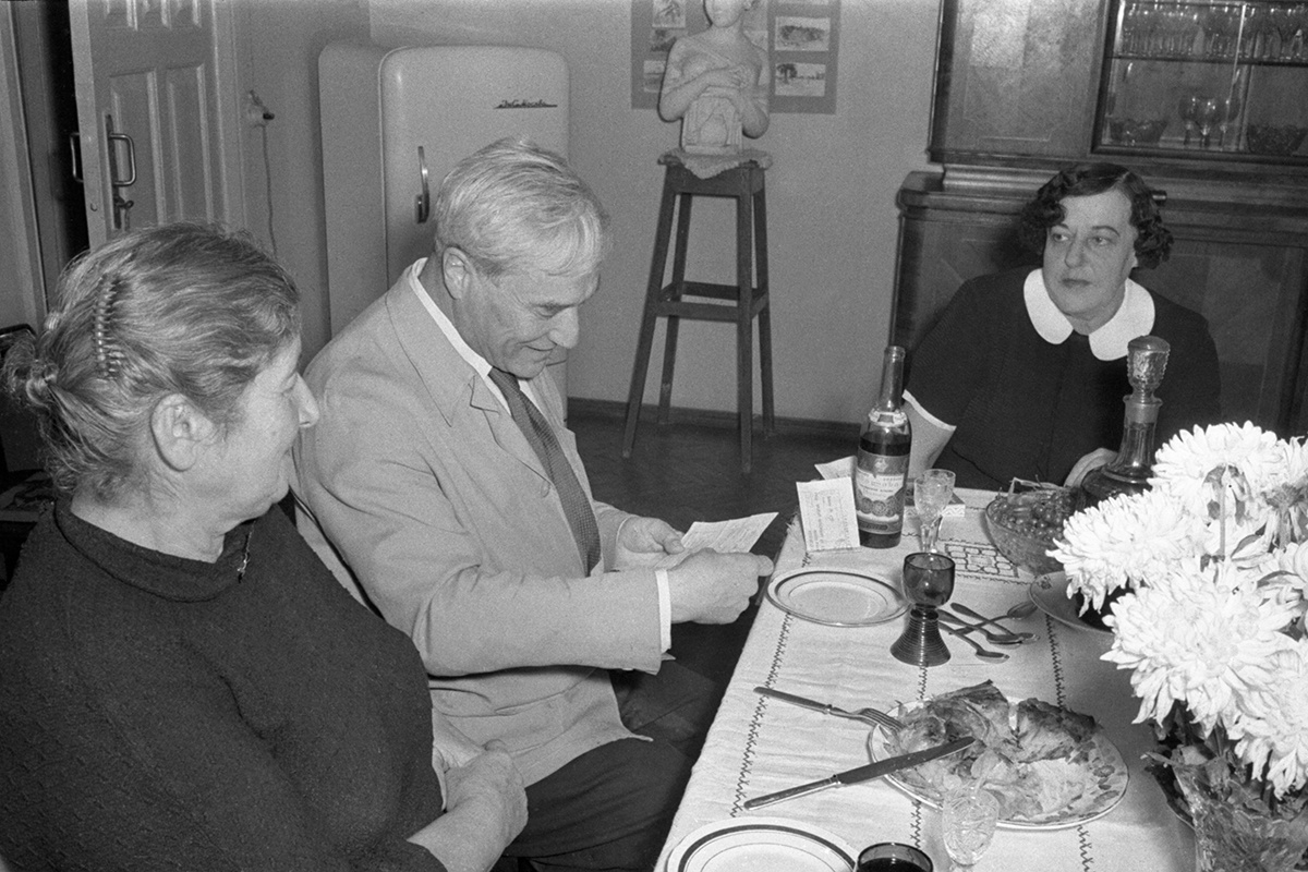 Bettmann / Getty Images📷Борис Пастернак в гостиной своего загородного дома читает телеграмму из Шведской академии, присуждающую ему Нобелевскую премию по литературе
