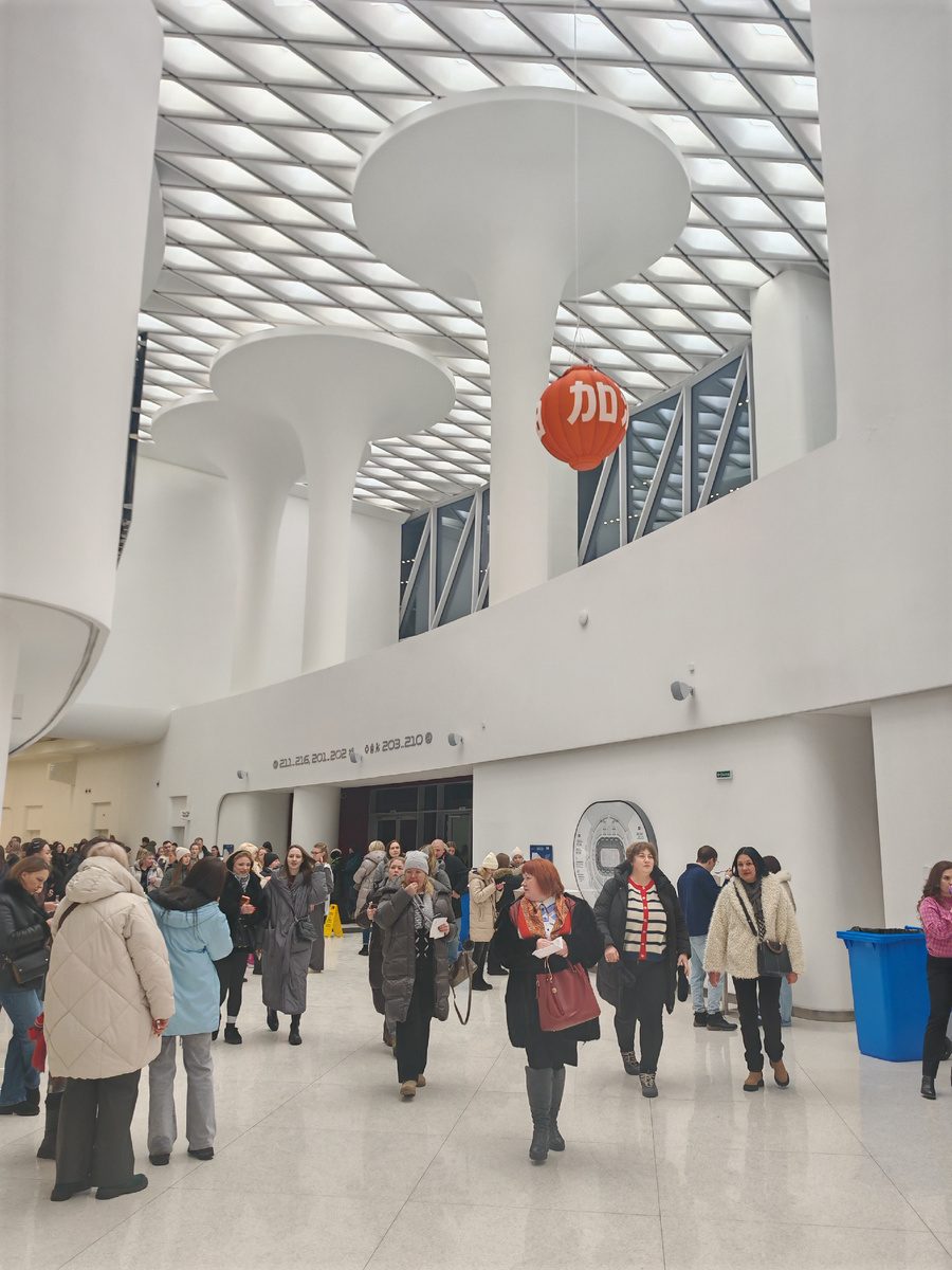 В холле СКА Арена