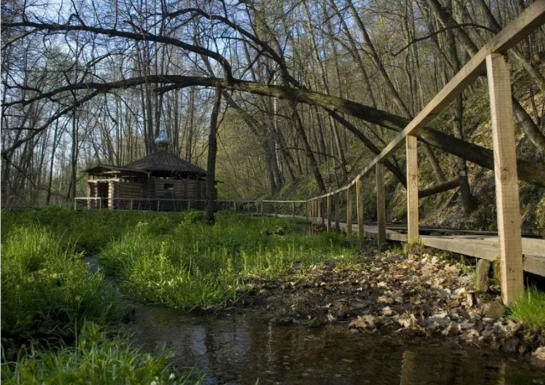 Здесь и летом хорошо и зимой тоже много снега и мороз и солнышко радует. Хочется реально побывать здесь сразу в четыре времени года, чтобы увидеть как все меняется