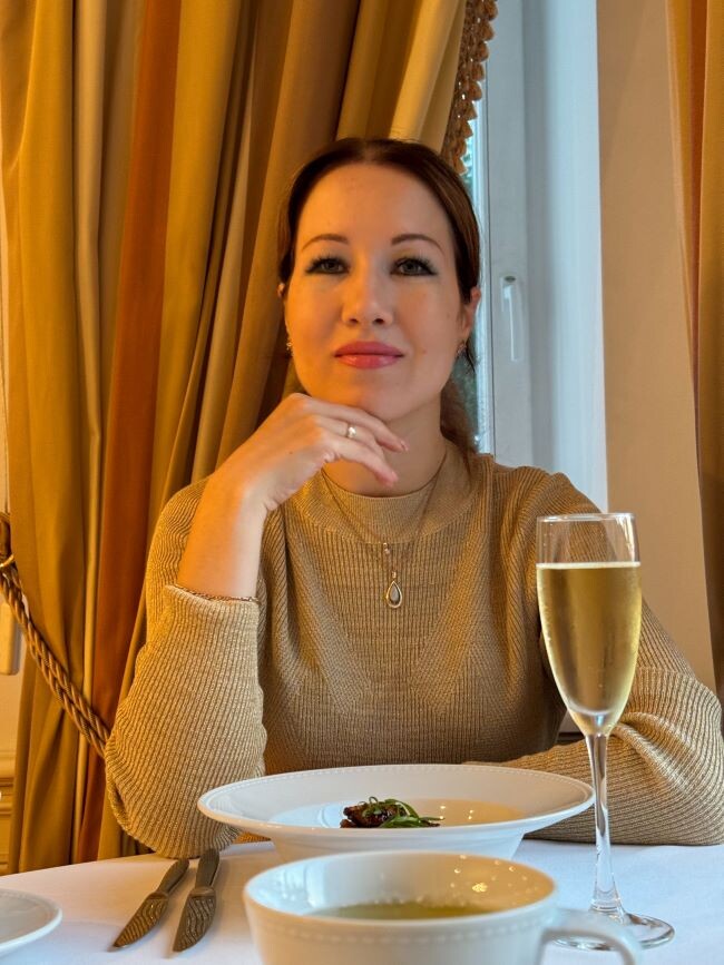 Автор в ресторане "Дача Брассери", Ленинградская область. В ожидании подачи Лохикейто)