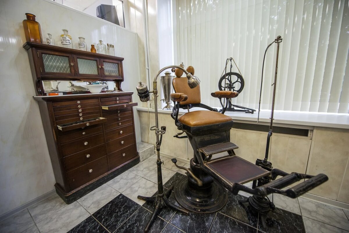 Стоматологическая установка фирмы «Ritter Cotinental» (Германия, 1910 г.). 