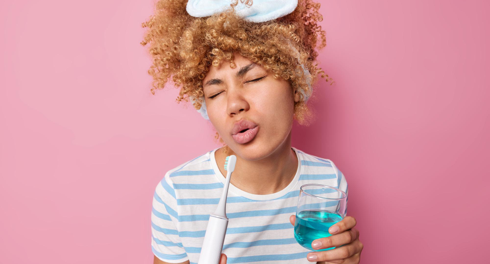 Чем полоскать рот после еды: честно, по‑взрослому и с долей чёрного юмора