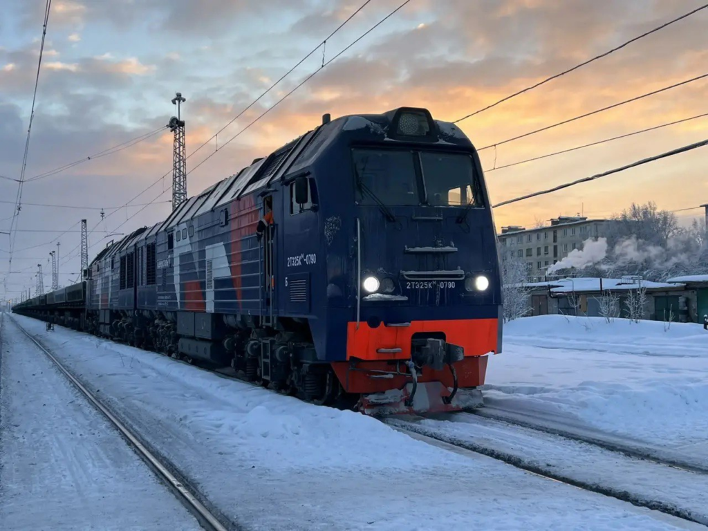      Брянский машиностроительный завод поставил тепловозы модели 2ТЭ25КМ компании «Северсталь»
