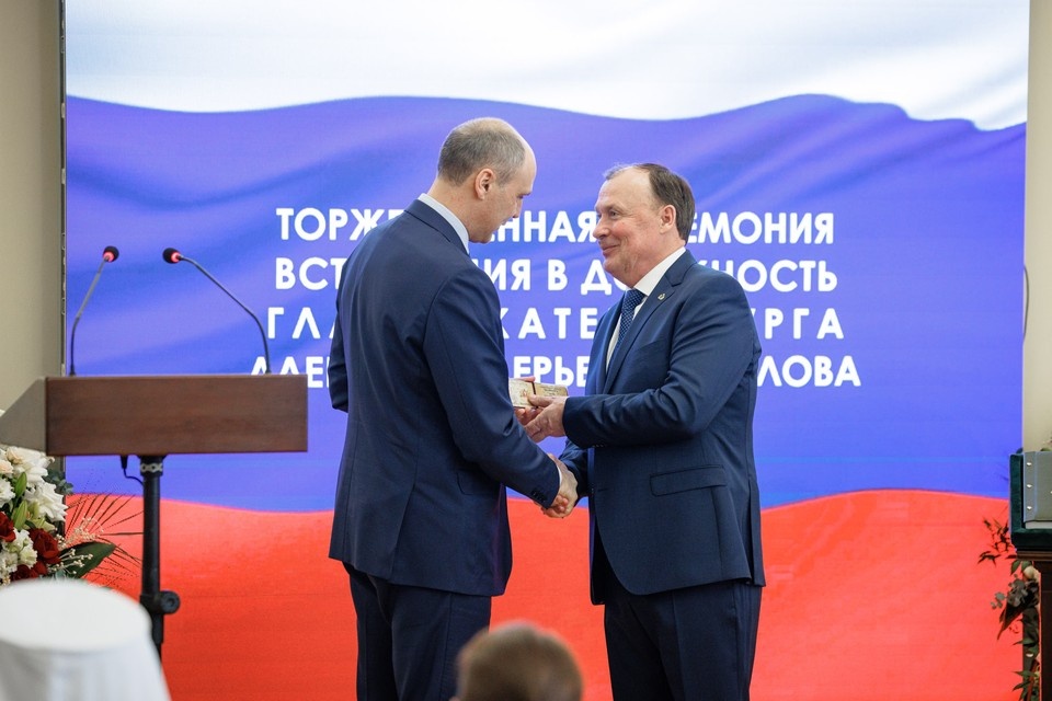    Удостоверение главы Екатеринбурга Алексею Орлову вручил губернатор Свердловской области Денис Паслер Фото: представлено пресс-службой администрации Екатеринбурга, фото Алины Шешеня