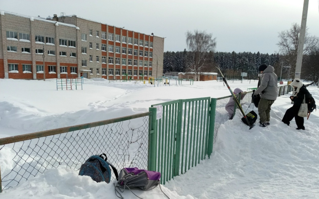  Чтобы дойти до школы некоторым детям приходится или лезть через забор или дополнительно идти два км вокруг школы. Фото: @zlou18