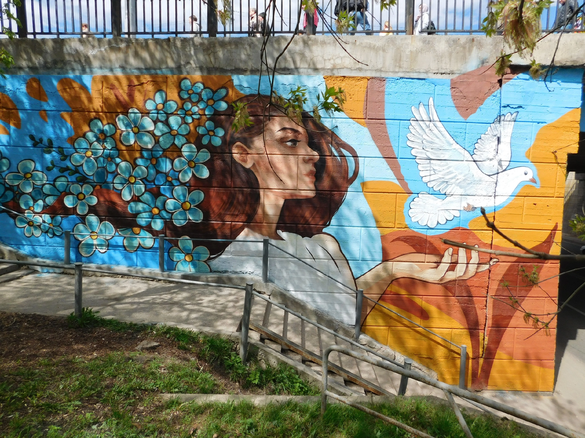 Голубь мира на спуске под мост при въезде в город