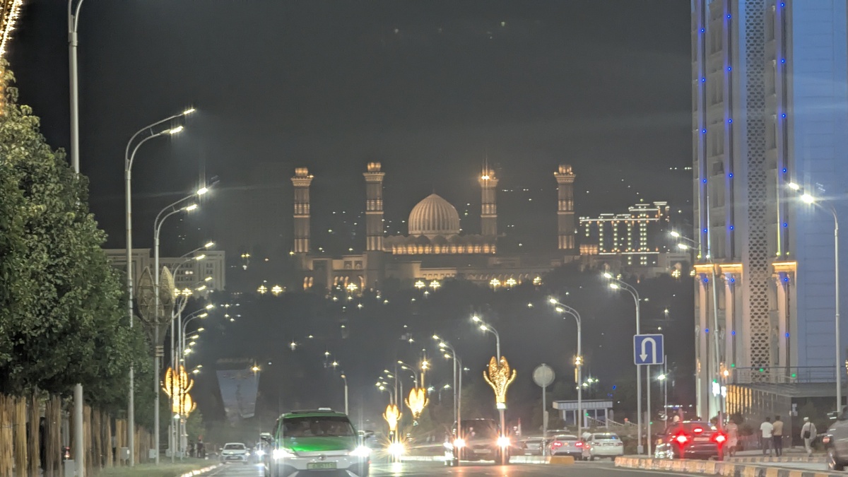 Иллюзия парящей над землей мечети