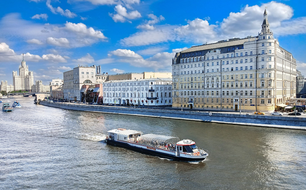 Теплоход по Москве-реке. СК Москвич