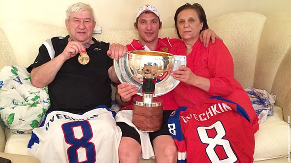 Мама, Татьяна Николаевна Овечкина, двукратная олимпийская чемпионка по баскетболу и тренер. Отец, Михаил Викторович Овечкин, футболист, затем детский тренер. 