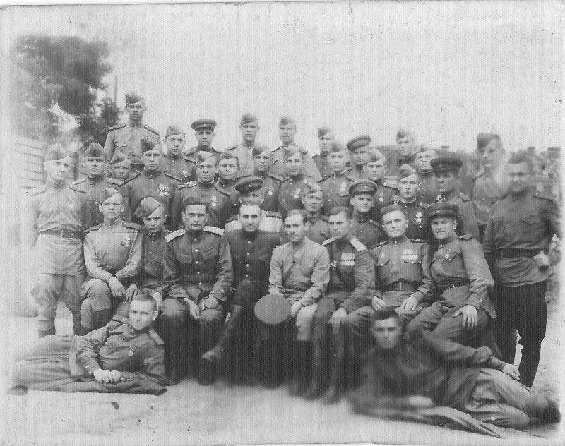 Взвод разведки 338-го полка НКВД. Фото из семейного архива Николая Ивановича Лобахина. Николай Иванович на фронте с первых дней войны, 2 раза был в штрафном батальоне, имел несколько ранений. После войны в составе войск НКВД ликвидировал бандитов в Прибалтике и на Украине.