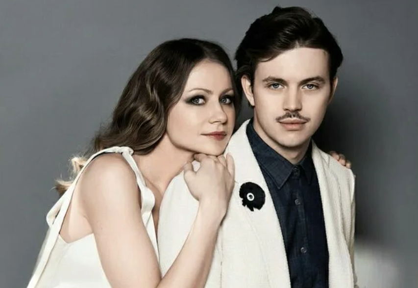 на фото Мария Миронова с сыном Андреем Удаловым