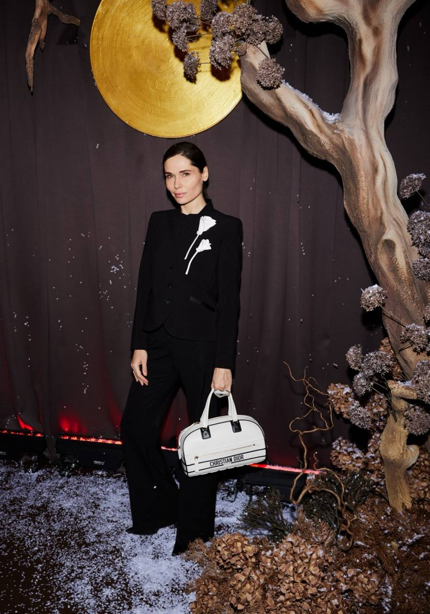 Рксана Рим, сделавшая акцент на белые аксессуары: сумку и брошь.