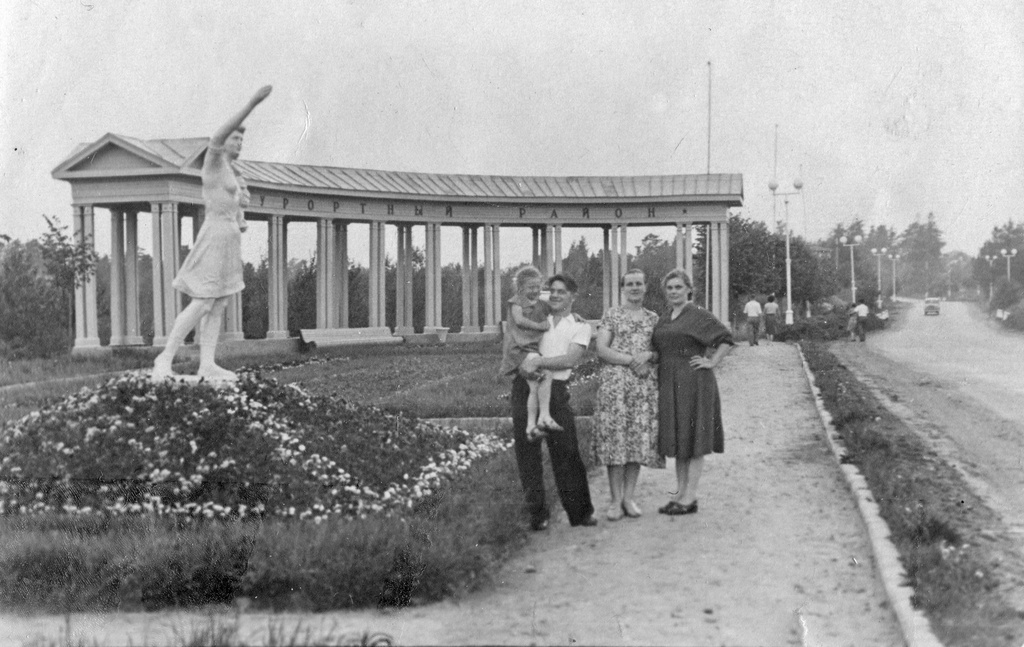 Колоннада на въезде в Курортный район Ленинграда. Неизвестный автор, 1950 - 1955 год, г. Ленинград, Сестрорецкий р-н, архив Антона Потапова. 
