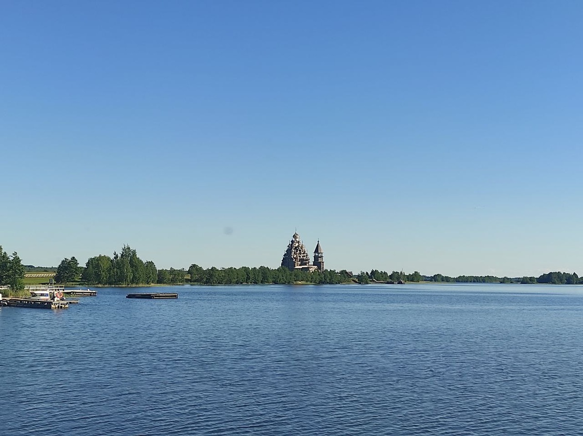 Фото автора для поднятия настроения. Онежское озеро, вид на Кижи.  Картинка, которая ассоциируется с  Карелией. 
