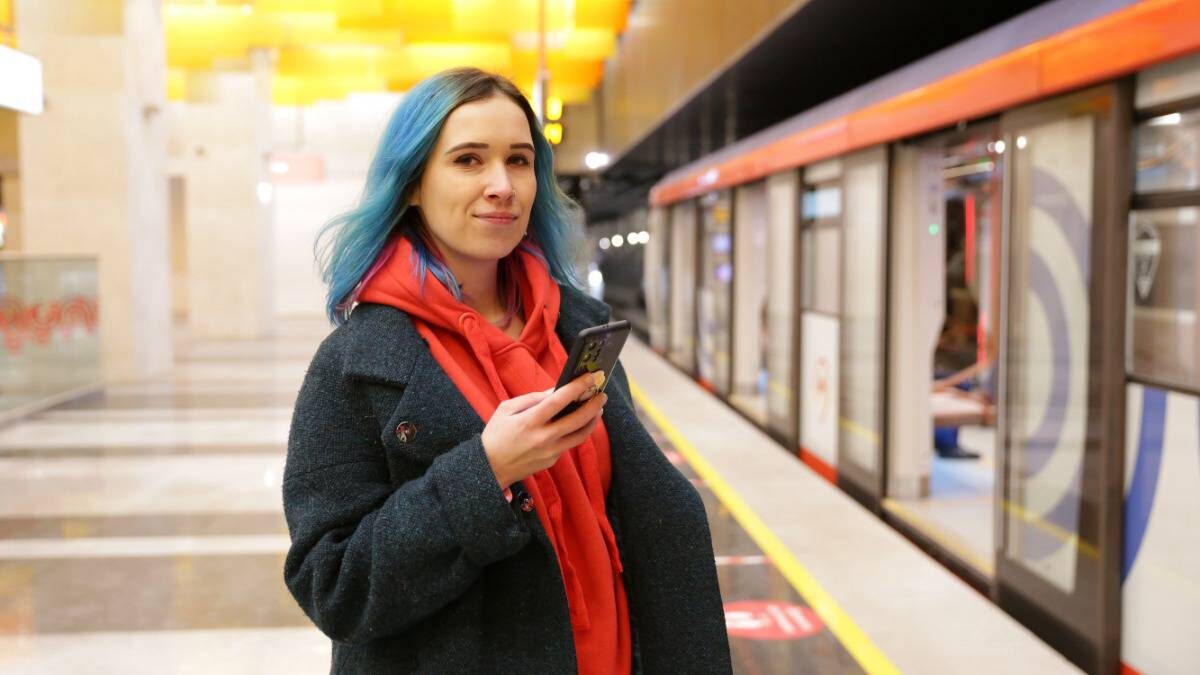    Москвичка Наталья Литвинова на «Новаторской» Большой кольцевой линии / Фото: Анатолий Цымбалюк / Вечерняя Москва