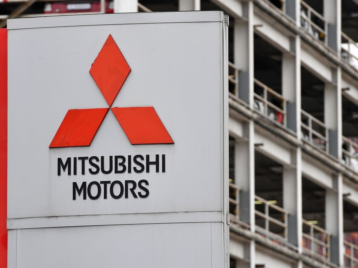    Логотип японской автомобилестроительной компании Mitsubishi | © РИА Новости / Михаил Воскресенский