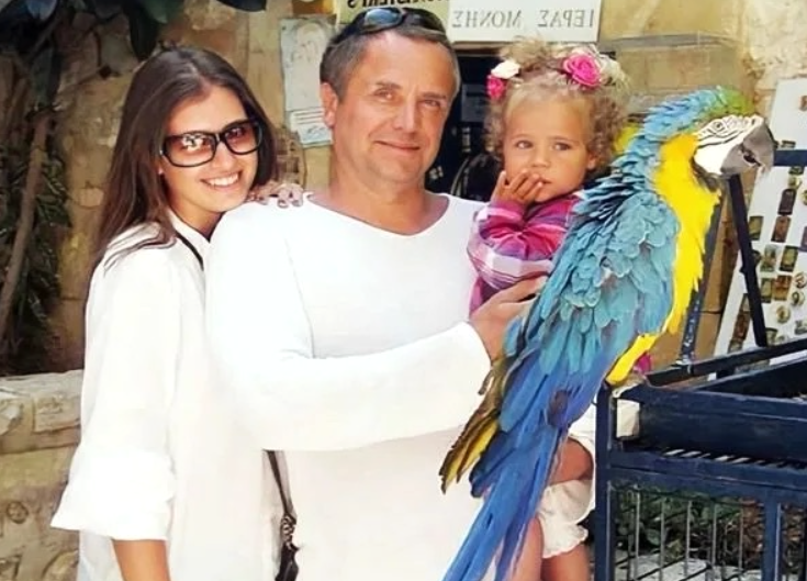 на фото Андрей Соколов и Ольга Попова с дочкой Софией