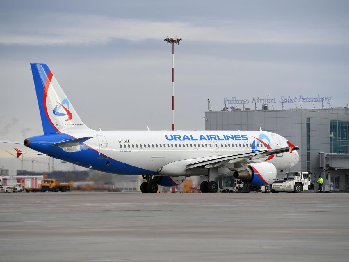   Самолет Airbus A320 "Уральских авиалиний" в аэропорту Пулково | © РИА Новости / Александр Гальперин