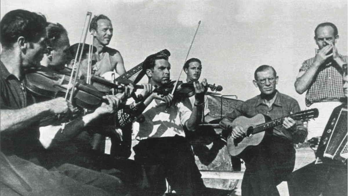    Ансамбль заключённых лагпункта No 013 Озерлага. 1954 г. / из архива журнала "Родина"