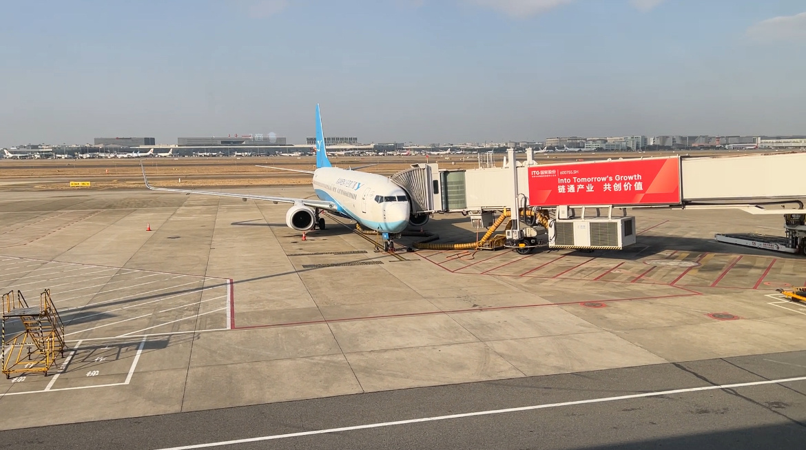 Самолет Xiamen Airlines в аэропорту Хунцяо 